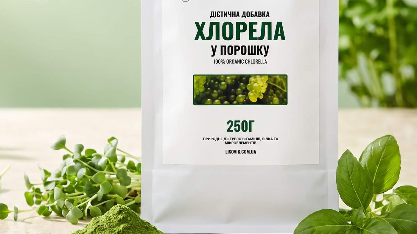 Пакет хлорели у порошку 250 г і насипана поруч порція зеленого порошку